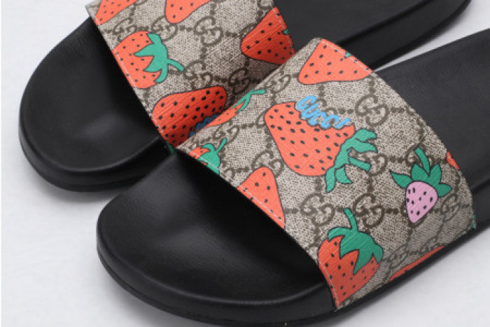 G*u*i slippers